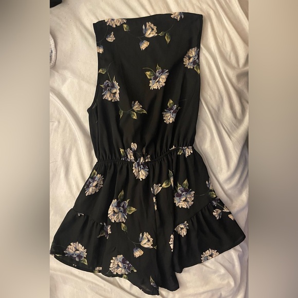 Mod On Trend Black/Navy Floral Romper Size Small - Picture 2 of 5